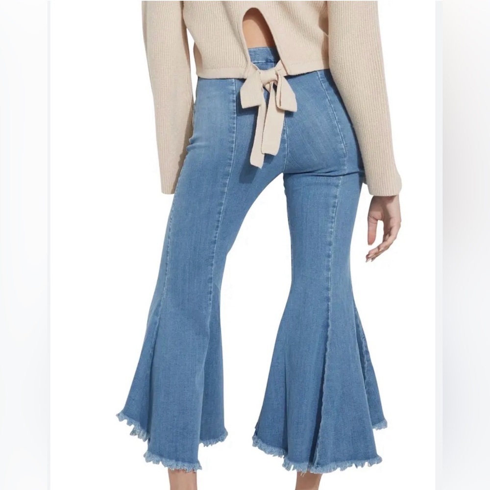 GUESS Sofia 1981 Light Wash Frayed Ankle Flare Jeans Size 30 - Picture 4 of 14